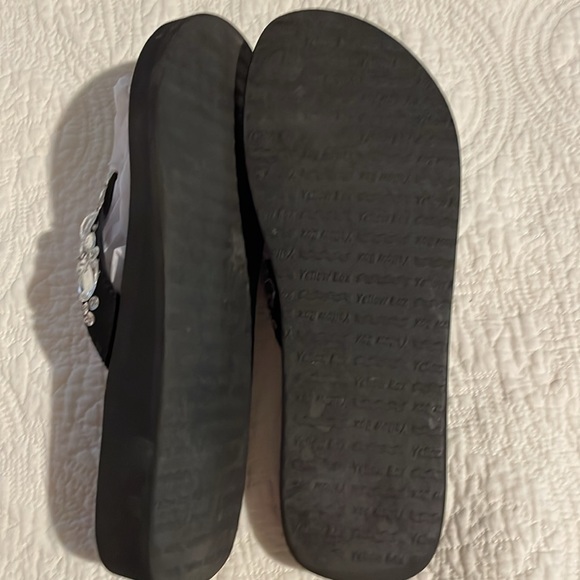 Yellow box size 8 flip-flops with gemstones on straps •worn once - Picture 3 of 4